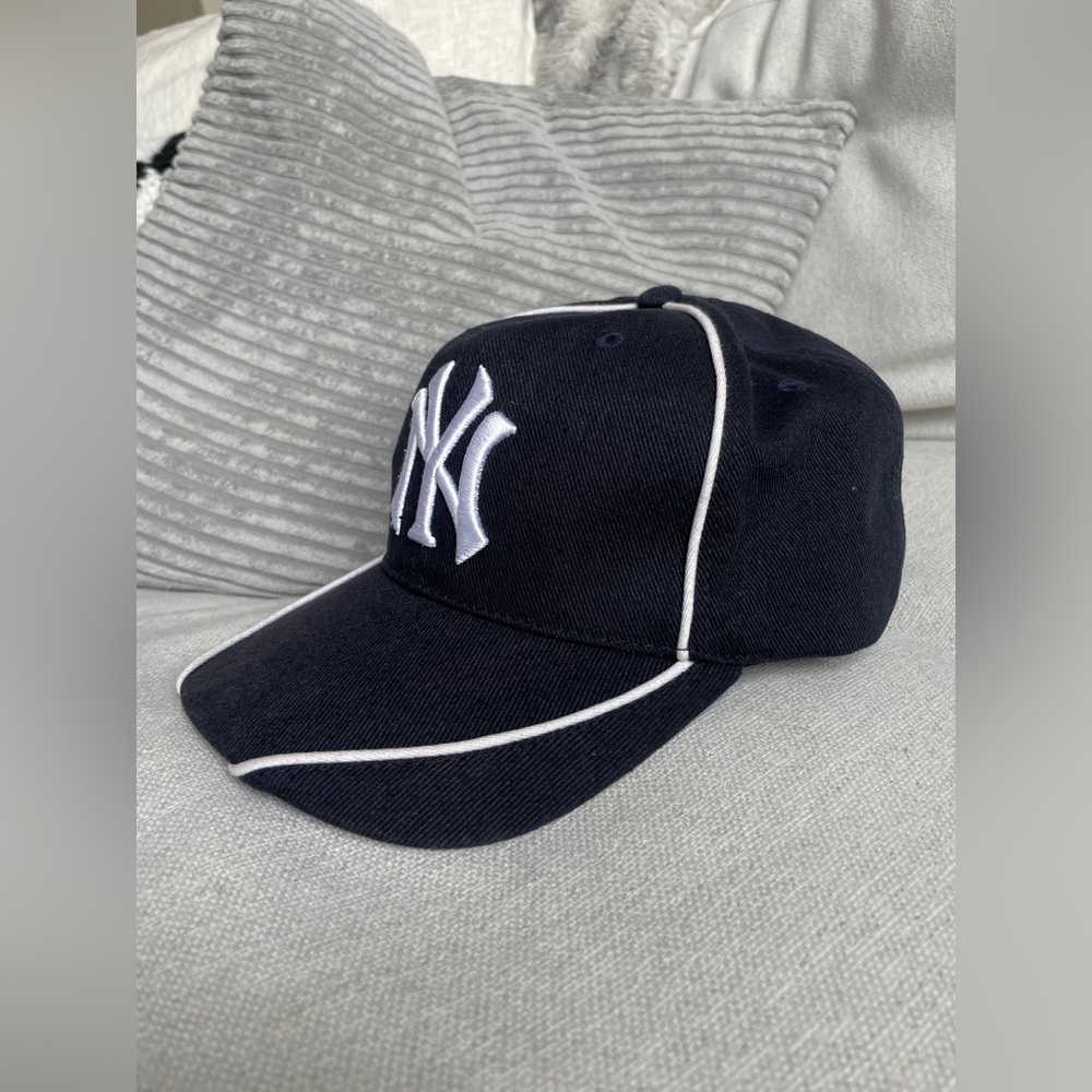 Melon Wear navy & white Yankees canon adjustlable Velcro baseball cap
